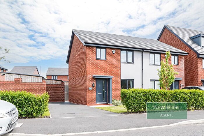 3 Bedroom Semi-Detached House For Sale In Tarragon Drive, Middleton, Manchester, M24