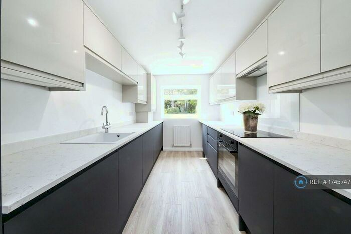 2 Bedroom Flat To Rent In Oakbrook, Beckenham, BR3