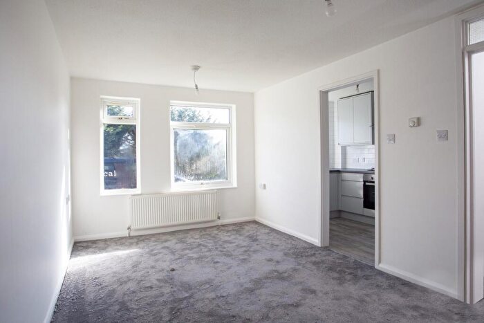 1 Bedroom Flat To Rent In West Grove, Woodford Green, IG8