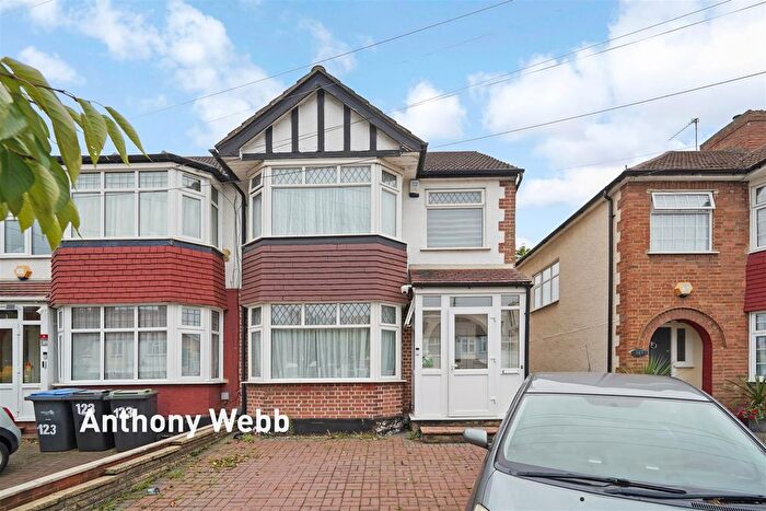 4 Bedroom End Of Terrace House To Rent In New Park Avenue, London, N13