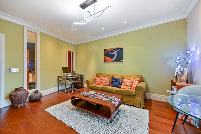 1 Bedroom Flat For Sale In Melliss Avenue, Kew, Richmond, TW9