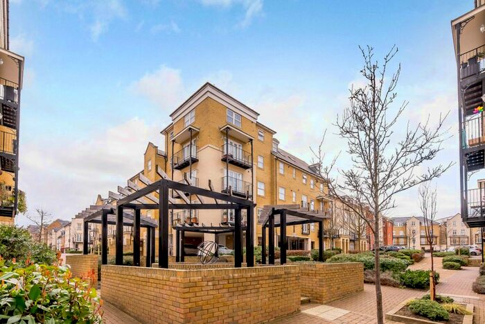 2 Bedroom Flat To Rent In Renwick Drive, Bromley, BR2