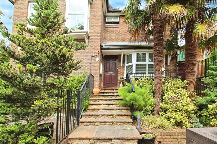 1 Bedroom Property To Rent In Dutch Gardens, Kingston Upon Thames, KT2