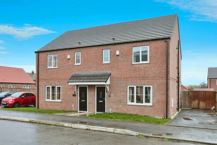 3 Bedroom Semi-Detached House For Sale In St. Marys Close, Walkeringham, Doncaster, DN10