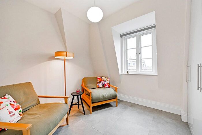2 Bedroom Flat For Sale In Riverside Walk, Windsor, Berkshire, SL4