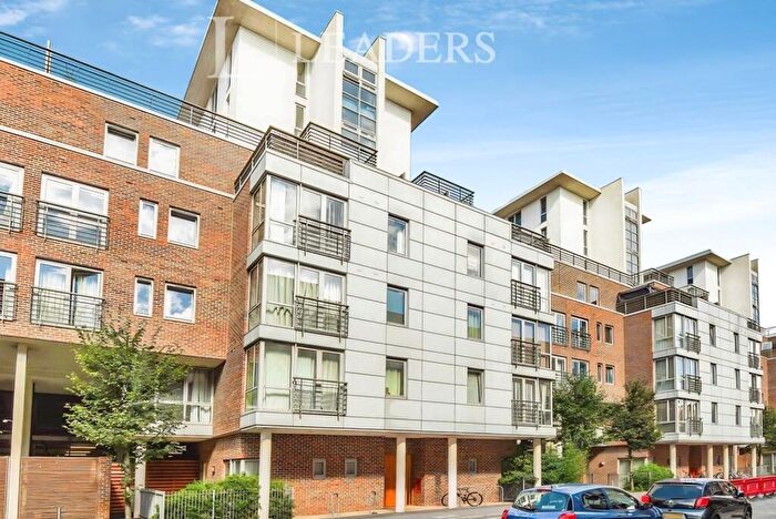 2 Bedroom Apartment For Sale In Cross Street, Portsmouth, Hampshire, PO1
