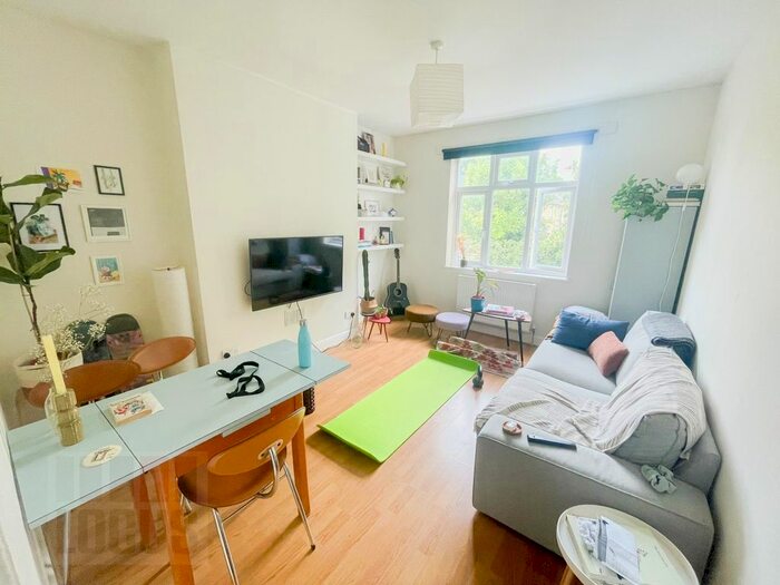 2 Bedroom Flat To Rent In First Floor, Downs Park Road, Hackney, E8
