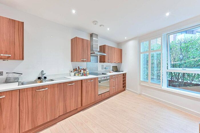 2 Bedroom Flat To Rent In Dobson Walk, Camberwell, London, SE5