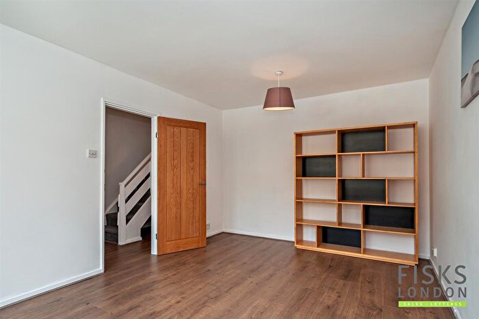 3 Bedroom Maisonette To Rent In Alpha Grove, South Quay, London, E14