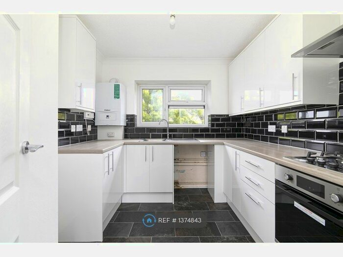 2 Bedroom Flat To Rent In Lindfield Road, Romford, RM3