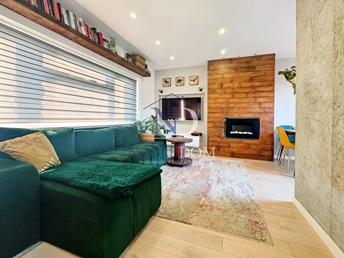 3 Bedroom Maisonette To Rent In Viscount Road, Stanwell, Staines, TW19