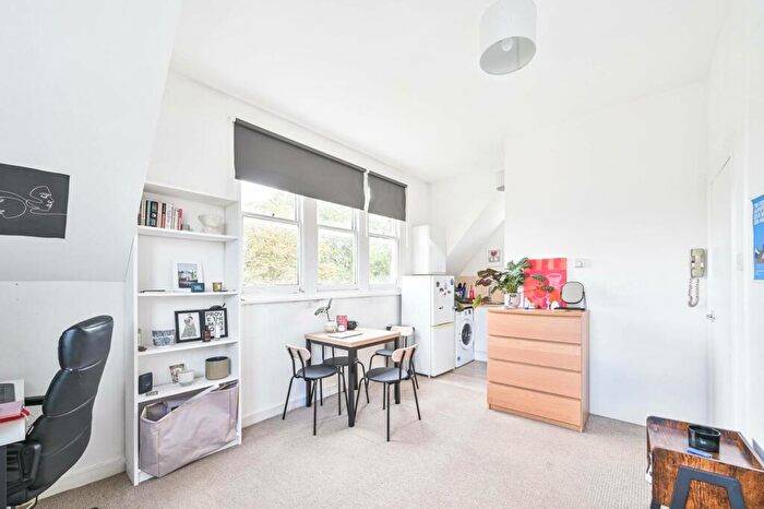 Studio To Rent In Canfield Gardnes, South Hampstead, London, NW6