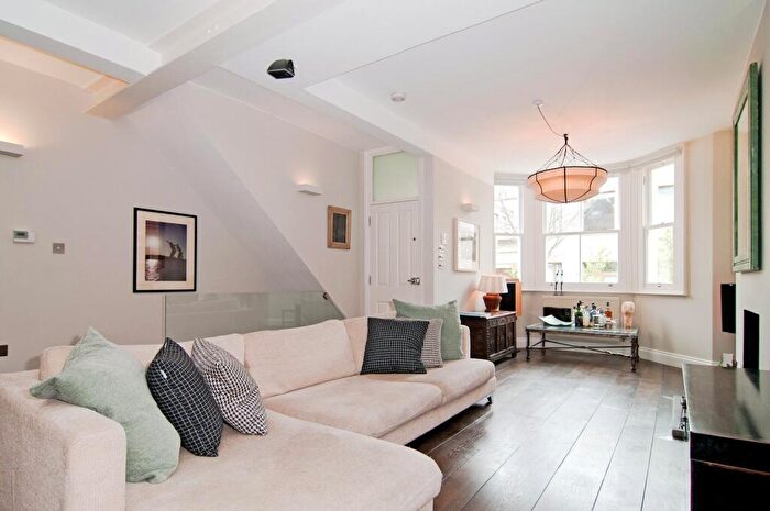 3 Bedroom Apartment To Rent In Upcerne Road, Chelsea, SW10