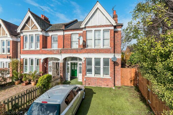 3 Bedroom Maisonette To Rent In Valley Road, London SW16