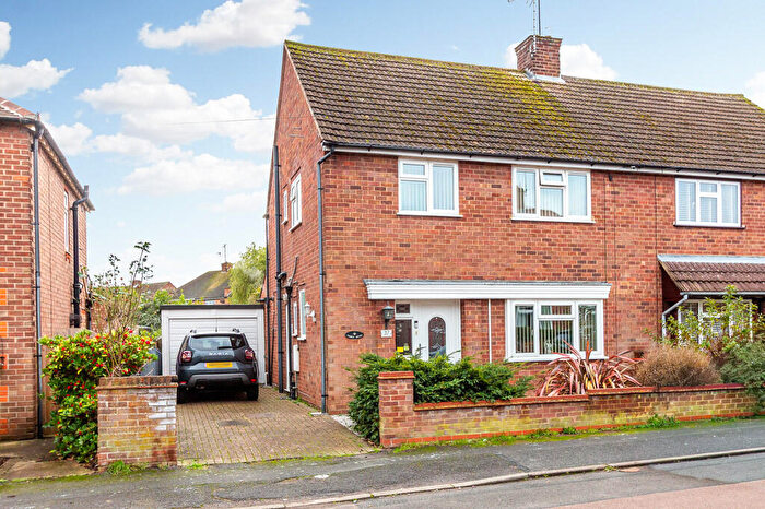 3 Bedroom Semi Detached House For Sale In Talbot Road, Rushden, NN10