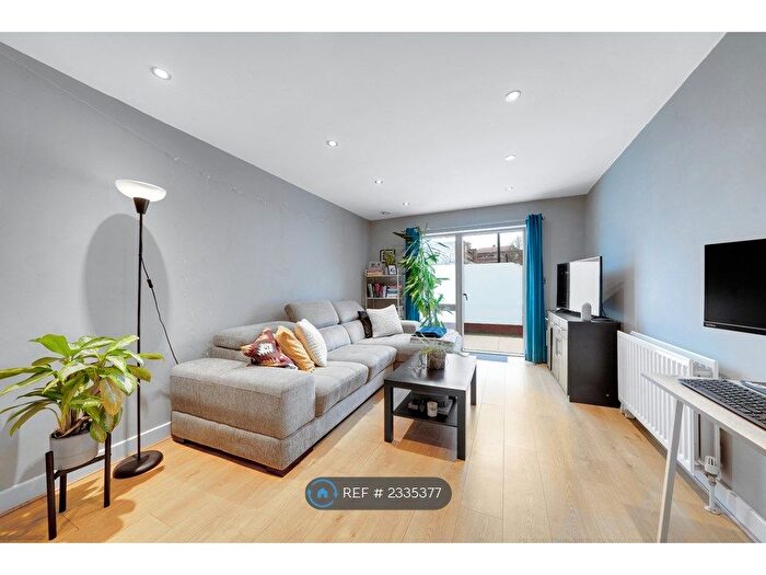 2 Bedroom Flat To Rent In Novello Court, London, N1