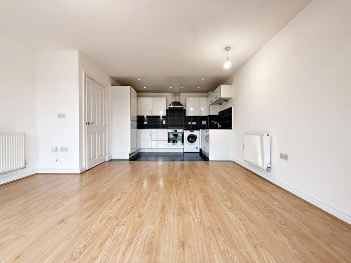 2 Bedroom Flat To Rent In Chadwick Road, Langley, SL3