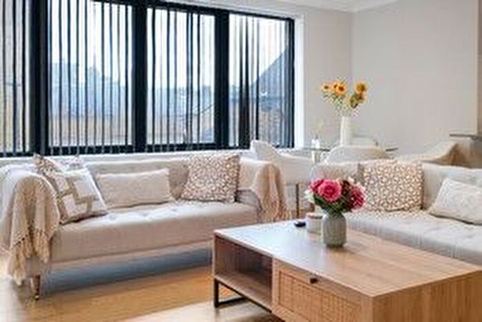 2 Bedroom Flat To Rent In High Street, Brentford, TW8