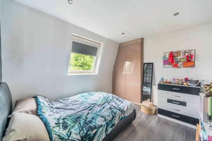 2 Bedroom Flat To Rent In Sinclair Road, Brook Green, London, W14
