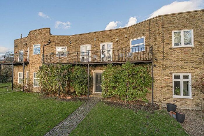 2 Bedroom Property To Rent In Hampton Court Road, Hampton, TW12