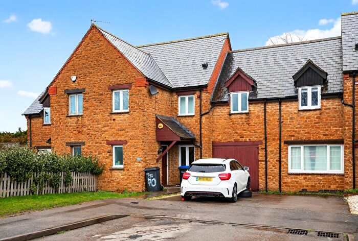 3 Bedroom Semi Detached House For Sale In High Street, Northamptonshire, Collingtree, NN4