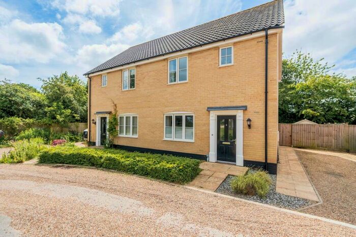 3 Bedroom Semi-Detached House For Sale In Canary Close, Hockering, NR20
