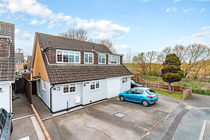 3 Bedroom Semi Detached House For Sale In Durrants Close, Rainham, RM13