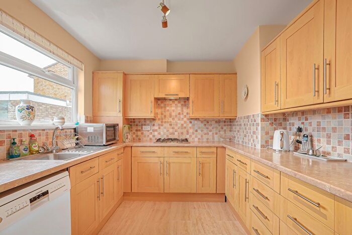 2 Bedroom Flat For Sale In Dungannon Chase, Thorpe Bay, SS1
