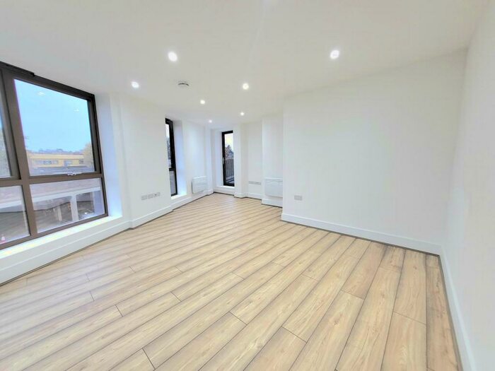 2 Bedroom Apartment To Rent In Mulberry Way, South Woodford, E18