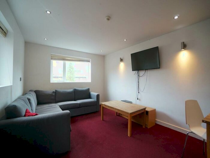 5 Bedroom House To Rent In Ffordd-y-Ffynnon, Bangor, Gwynedd, LL57