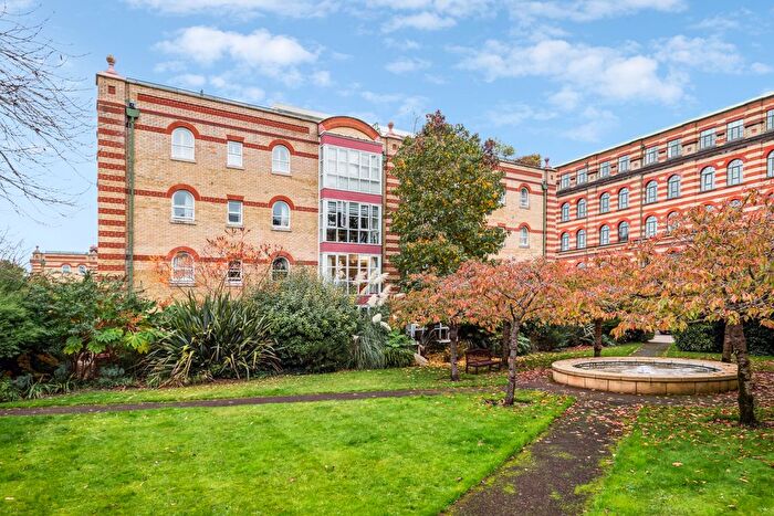 1 Bedroom Flat For Sale In Oriel Drive, Barnes, SW13