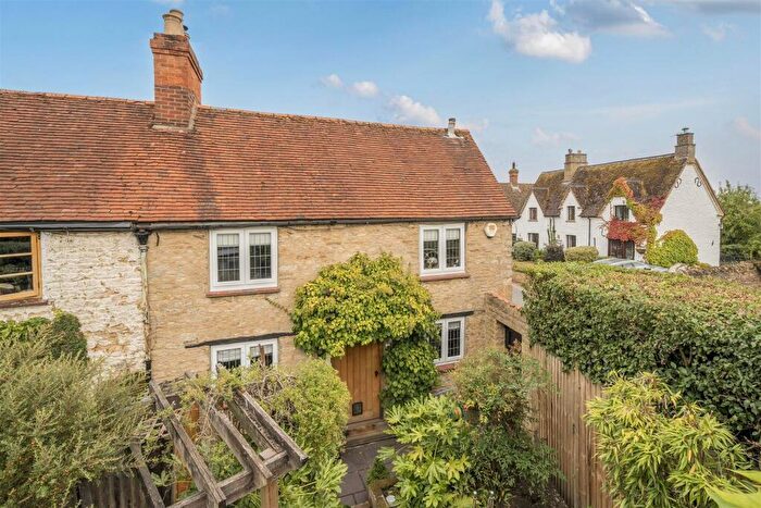 2 Bedroom Cottage For Sale In High Street, Pavenham, MK43