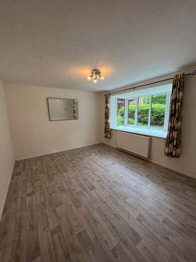 2 Bedroom Flat To Rent In Laburnum Close, London, N11