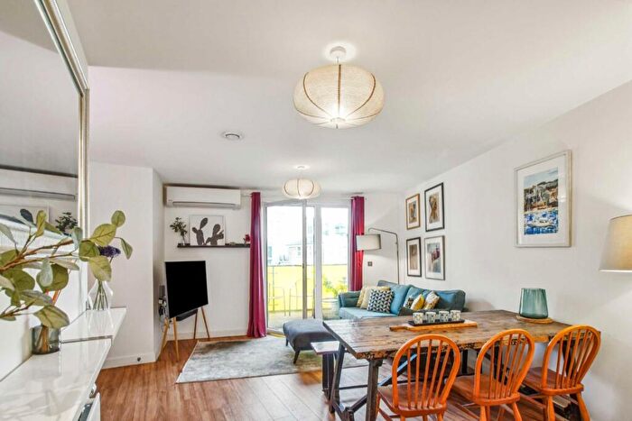 2 Bedroom Flat For Sale In Finchley Road, Childs Hill, NW11
