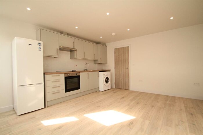 2 Bedroom Flat To Rent In Roman Road, London, E3