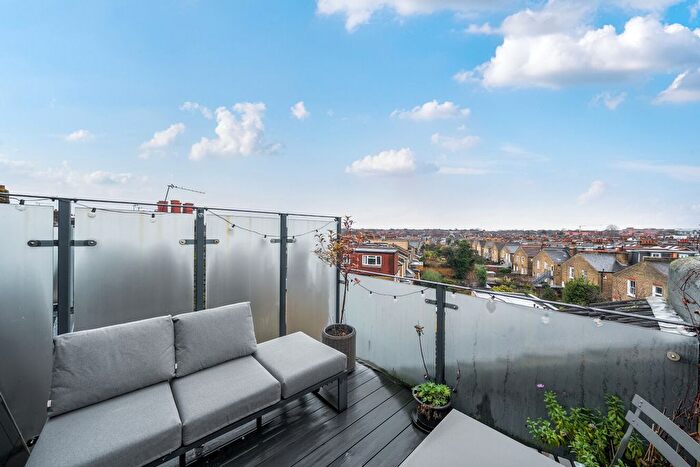 1 Bedroom Flat To Rent In Garratt Lane, Earlsfield, London, SW18