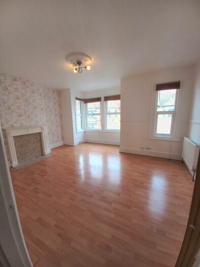 1 Bedroom Flat To Rent In Westcliff On Sea, Essex, SS0