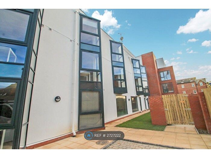 Studio To Rent In St Michaeals Lane, Leeds, LS6