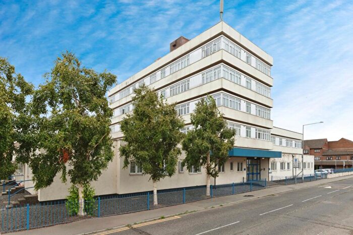 1 Bedroom Flat For Sale In Dock Road, Tilbury, Essex, RM18