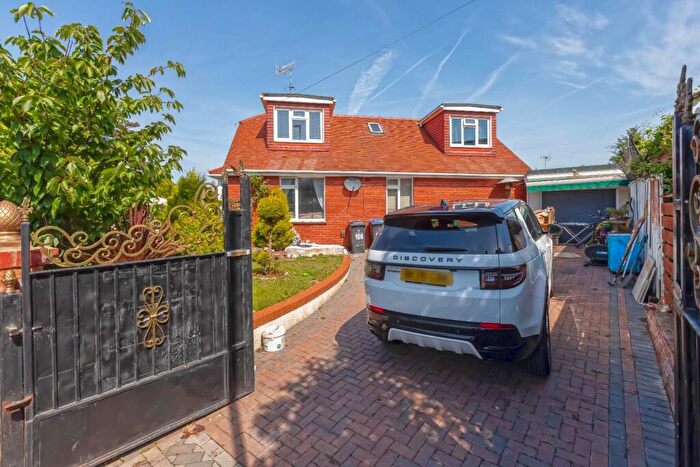 4 Bedroom Chalet For Sale In Sompting Road, Lancing, BN15