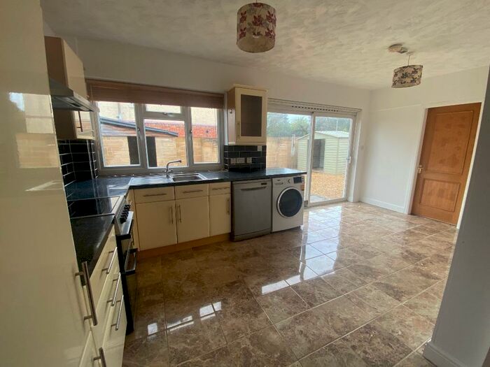 3 Bedroom Flat To Rent In Cricklade Road, Gorse Hill, Swindon, SN2