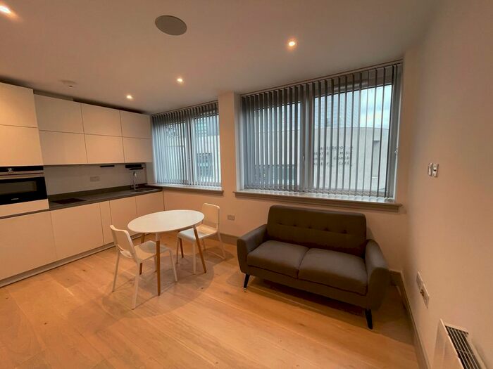 Studio To Rent In High Road, London N12