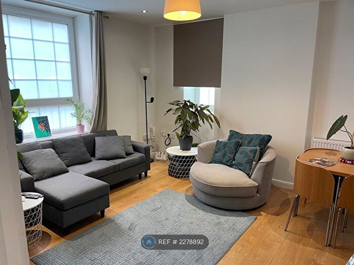 2 Bedroom Flat To Rent In Geoffrey House, London, SE1