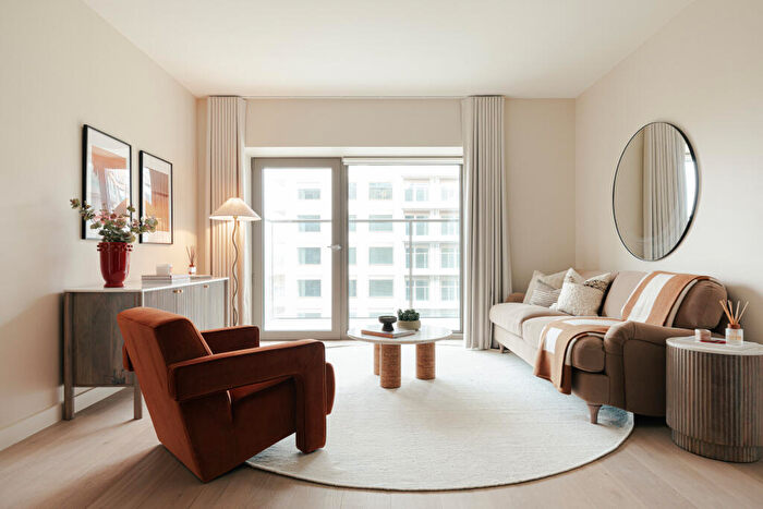 2 Bedroom Apartment For Sale In Starboard Way, London, E16