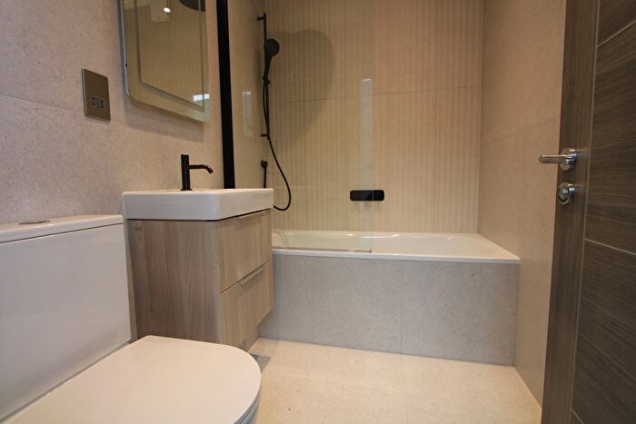 2 Bedroom Flat To Rent In Mitcham Road, London, SW17