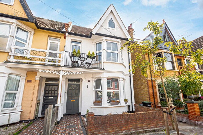 2 Bedroom Maisonette For Sale In Alexandra Road, Leigh-on-sea, SS9