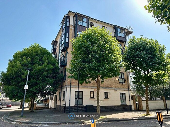 2 Bedroom Flat To Rent In Caernarvon House, London, E16