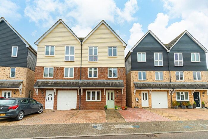 4 Bedroom Semi-Detached House For Sale In Bridge Place, Aylesford, ME20