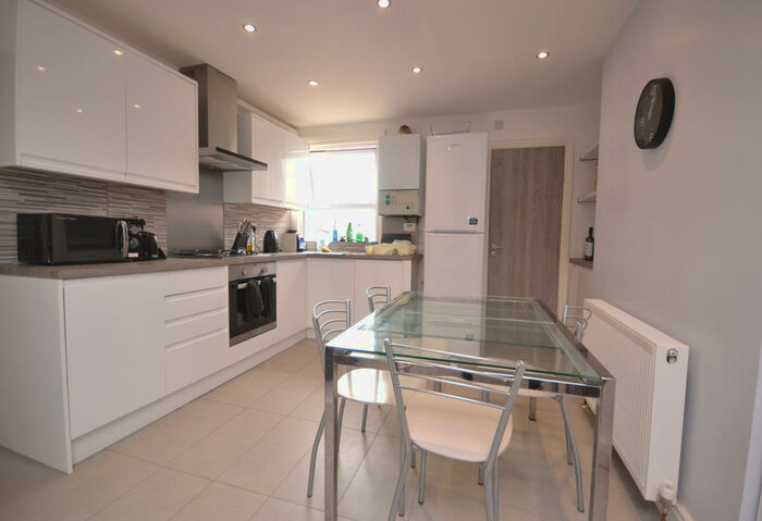3 Bedroom Flat To Rent In Ross Road, Reading, Berkshire, RG1