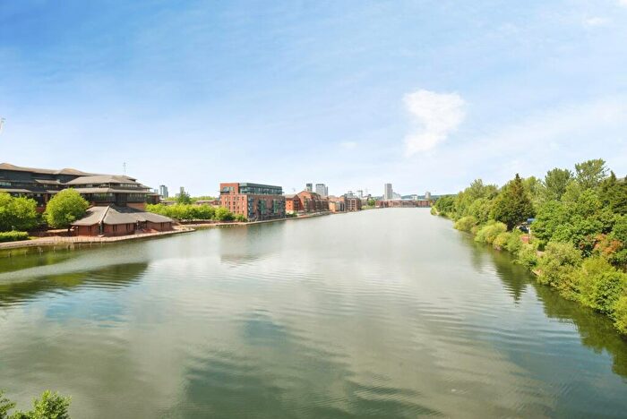 2 Bedroom Flat For Sale In Galleon Way, Cardiff, CF10